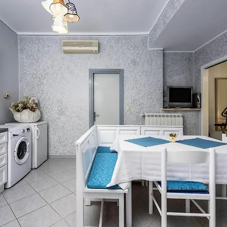 1 Bedroom Stunning In Sveti Lovrec Vakantiehuis *