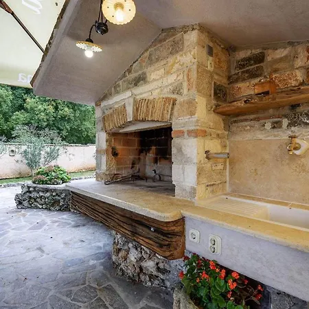 1 Bedroom Stunning In Sveti Lovrec Vakantiehuis