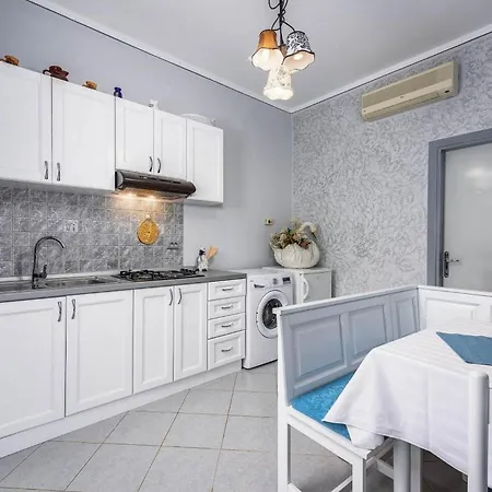 1 Bedroom Stunning In Sveti Lovrec Vakantiehuis